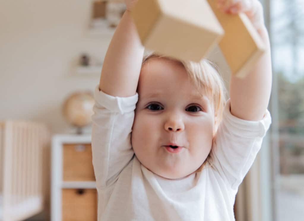 Enfant jouant avec des jeux en bois